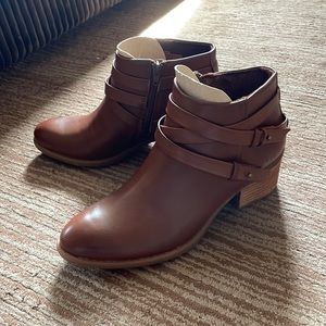 New in box b.o.c. big on comfort Meredith Wrap Around Booties Boots size 10